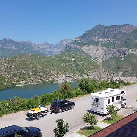 Lugina E Komanit Exteriér fotografie