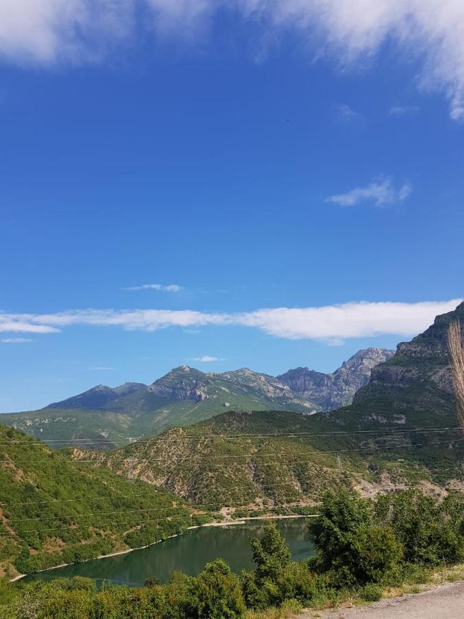 Lugina E Komanit Exteriér fotografie