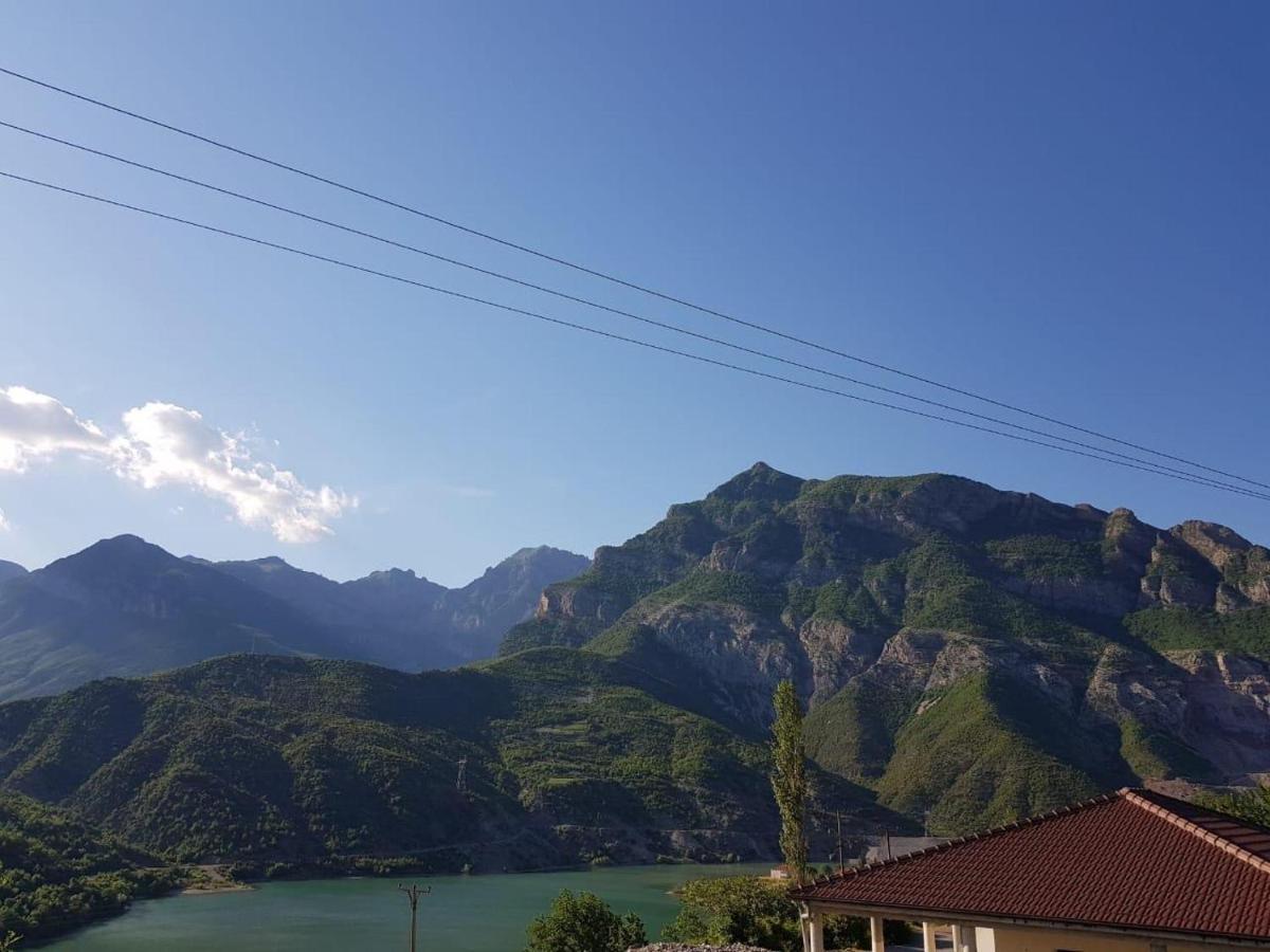 Lugina E Komanit Exteriér fotografie