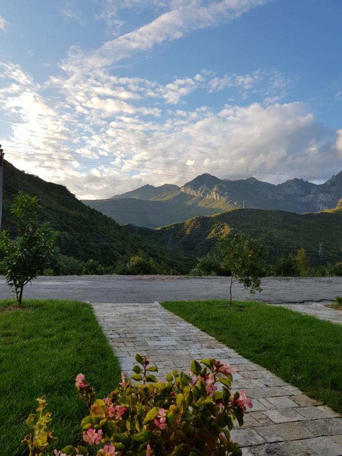 Lugina E Komanit Exteriér fotografie