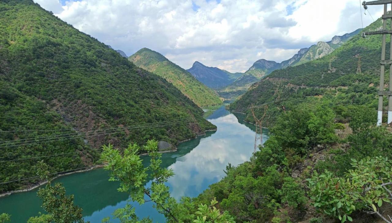 Lugina E Komanit Exteriér fotografie