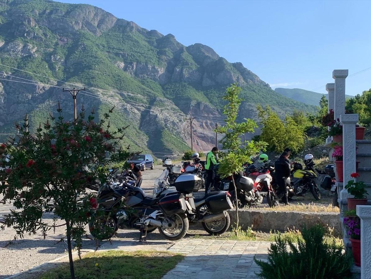 Lugina E Komanit Exteriér fotografie