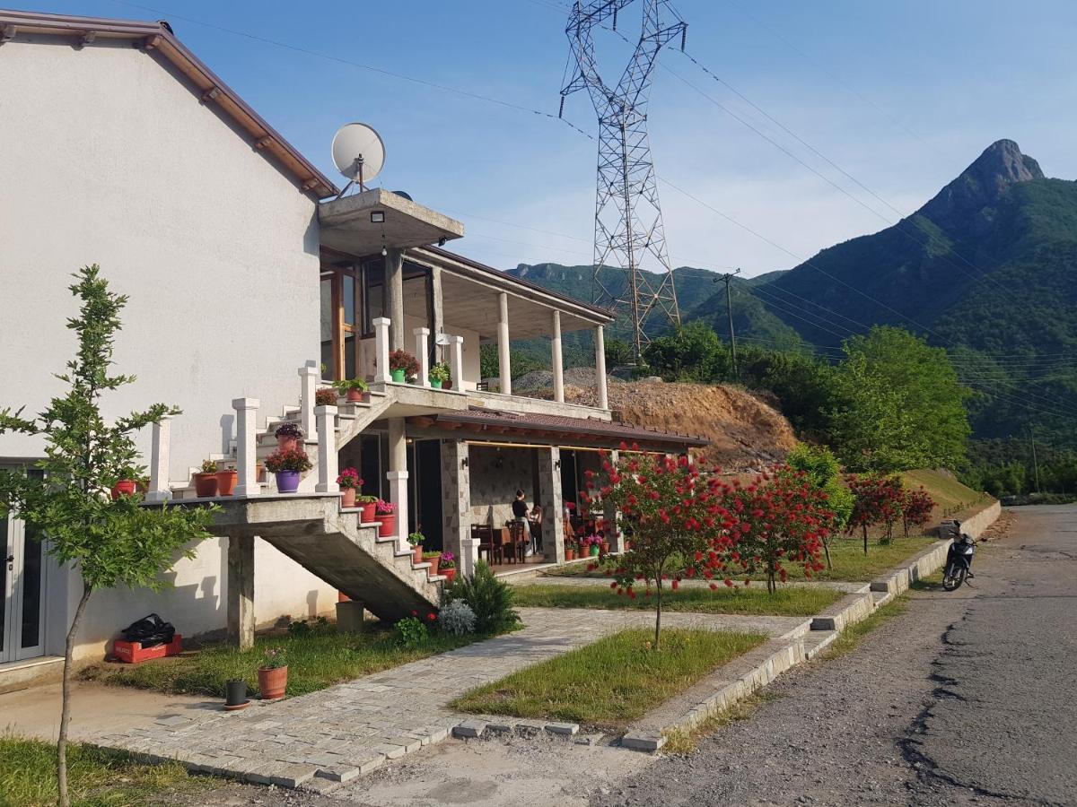 Lugina E Komanit Exteriér fotografie