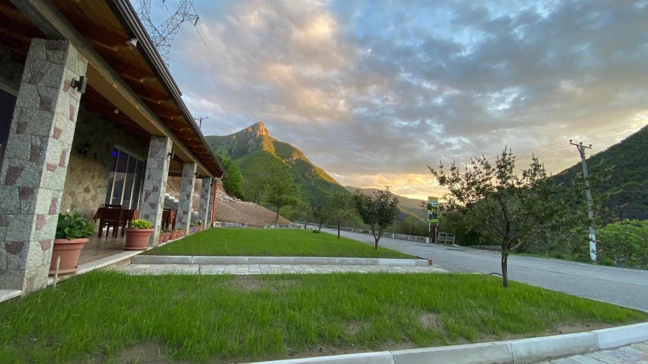 Lugina E Komanit Exteriér fotografie
