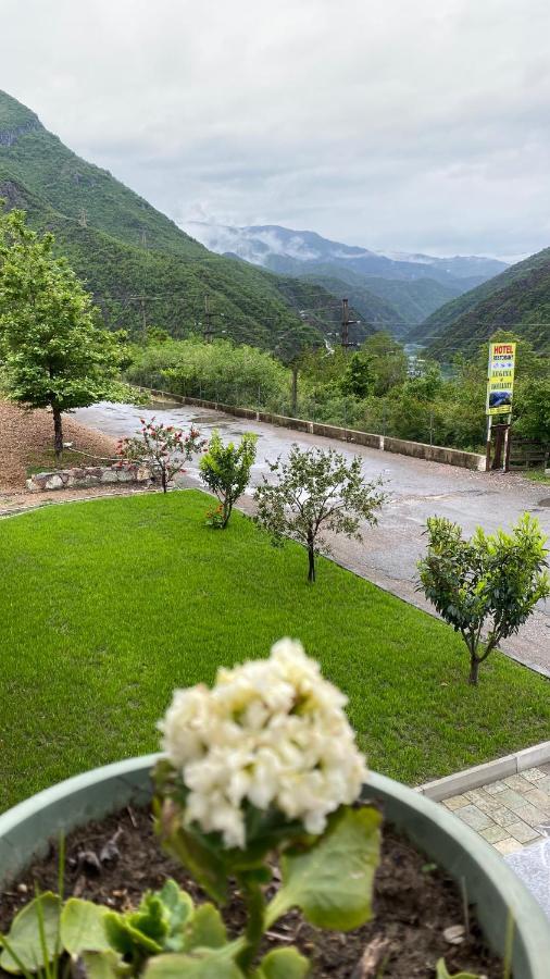 Lugina E Komanit Exteriér fotografie