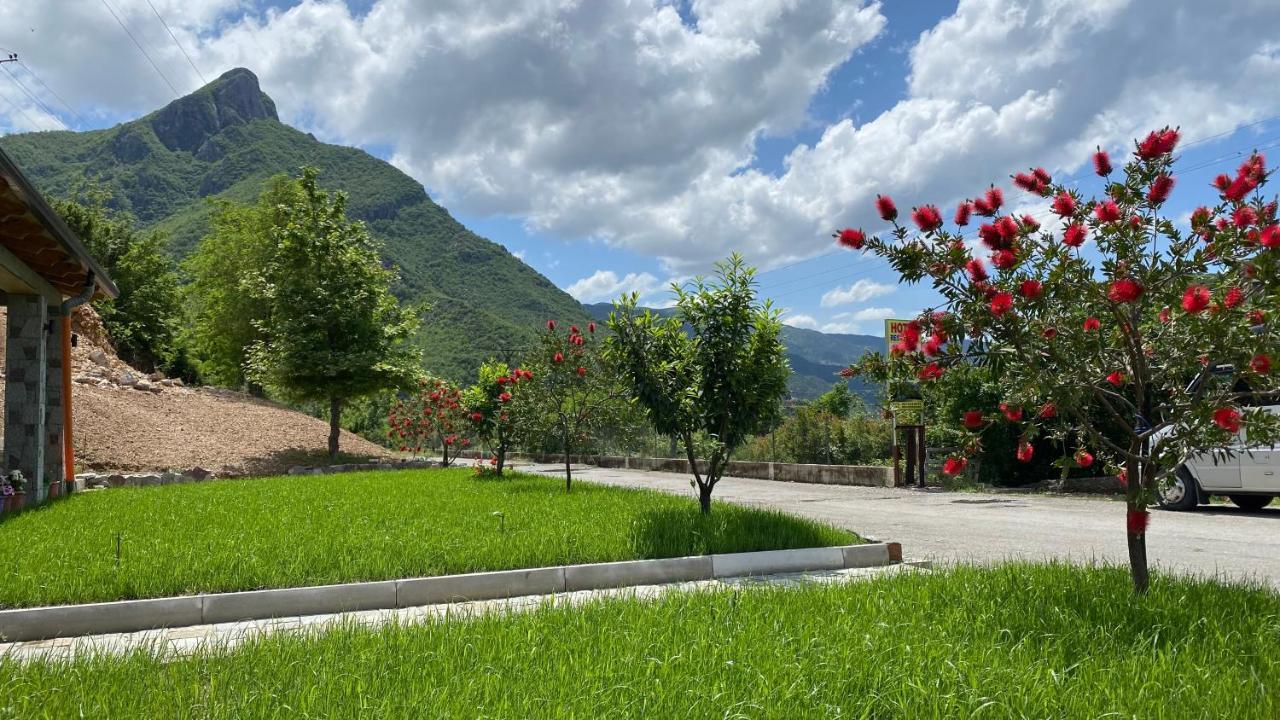 Lugina E Komanit Exteriér fotografie