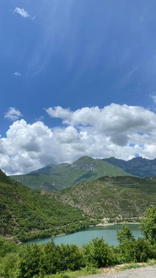 Lugina E Komanit Exteriér fotografie