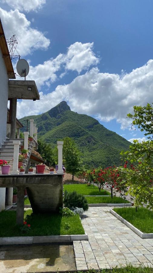 Lugina E Komanit Exteriér fotografie