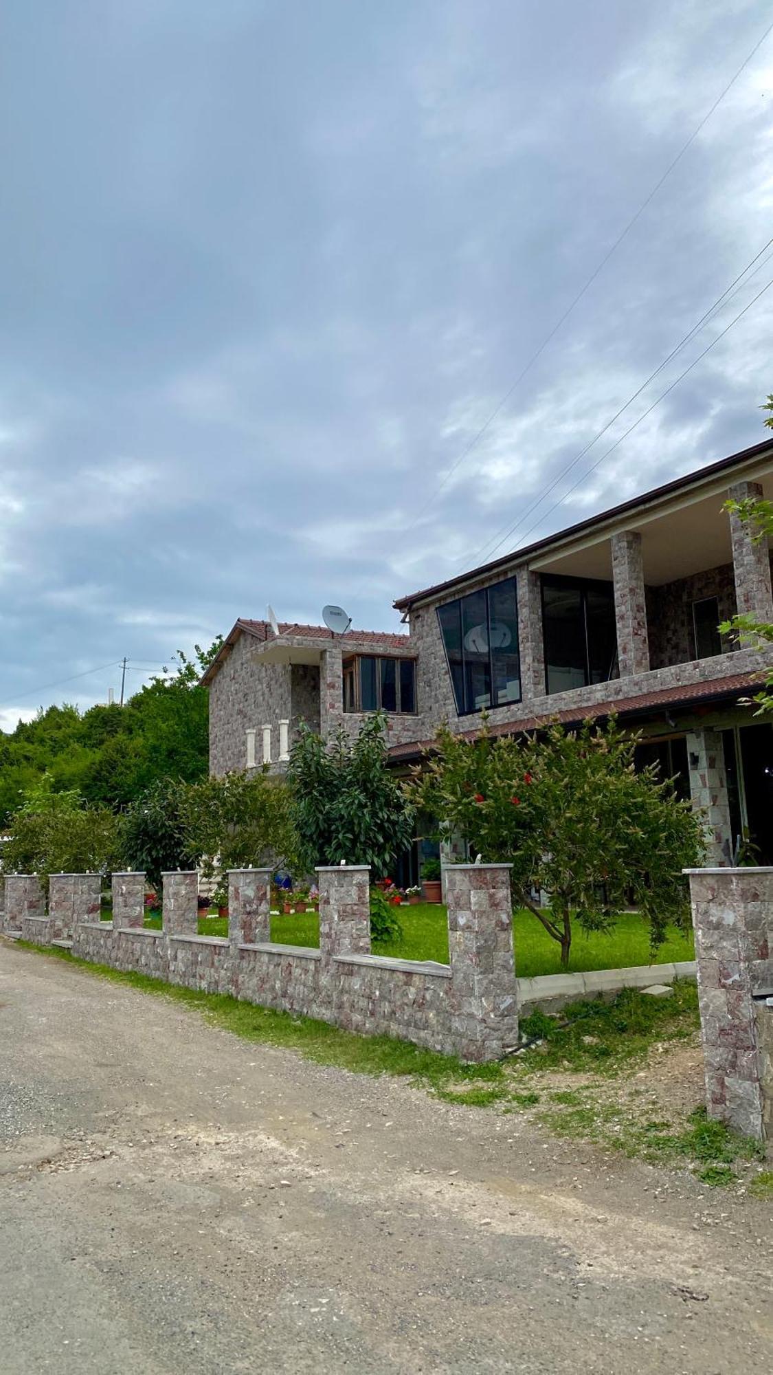Lugina E Komanit Exteriér fotografie