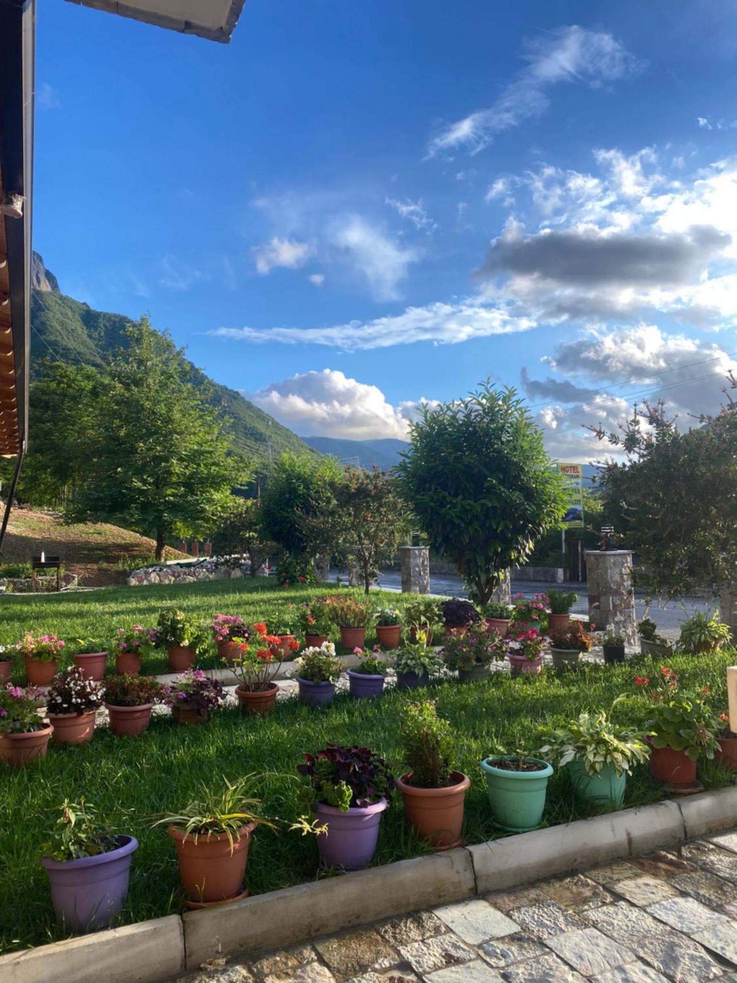 Lugina E Komanit Exteriér fotografie